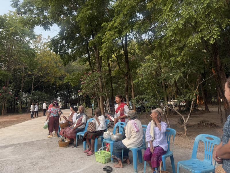 เทศบาลตำบลภูสิงห์ร่วมสืบสานประเพณีอันดีงามในกิจกรรม “นุ่งผ้าไทย ใส่บาตรทำบุญ เกื้อหนุนชุมชน” ประจำปี 2569 